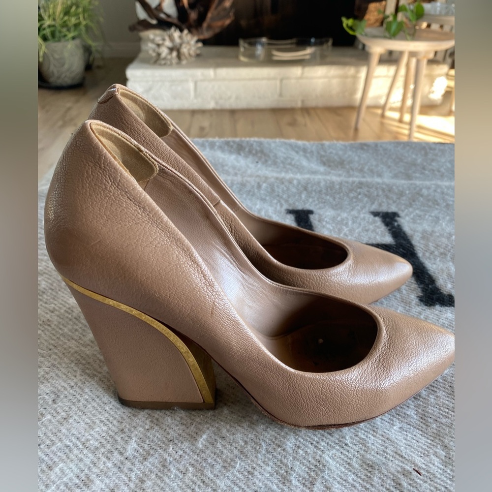 Chloe nude, IMPERFECTIONS,light brown, heel with gold. EU size 37, US size 7